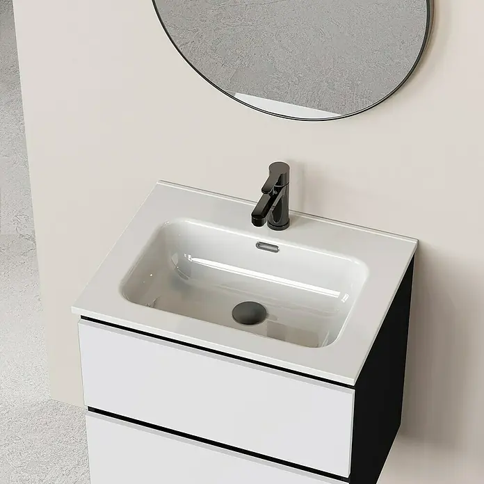 Artysan Conjunto de mueble de baño Bico - Ancho: 60 cm, Blanco/Negro, 3 pzs. - Primer plano de un baño moderno con un elegante mueble de lavabo blanco y negro con un grifo oscuro y elegante.
