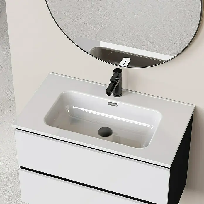 Artysan Conjunto de mueble de baño Bico - Ancho: 80 cm, Blanco/Negro, 3 pzs. - Primer plano de un tocador moderno con grifo negro y espejo, que muestra un elegante diseño de baño.