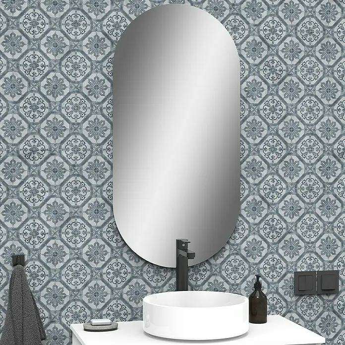 Artysan Espejo de pared Oval - 45 x 90 cm - Espejo de baño ovalado sobre un lavabo redondo, con azulejos azules estampados al fondo.