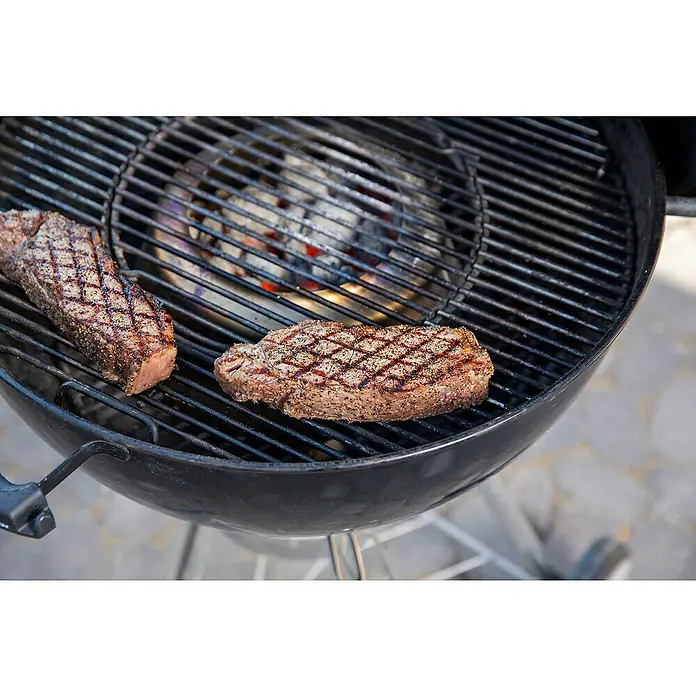 Weber Grilleinsatz Temperaturregler - Ø x H: 46,5 x 11,5 cm, Edelstahl, Passend für: Holzkohle Kugelgrills mit 57 cm Durchmesser - Gegrillte Steaks auf einem Holzkohlegrill mit perfekter Grillmusterung, die ein köstliches kulinarisches Erlebnis versprechen.