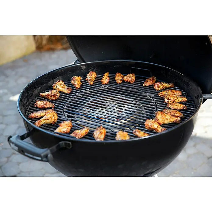 Weber Grilleinsatz Temperaturregler - Ø x H: 46,5 x 11,5 cm, Edelstahl, Passend für: Holzkohle Kugelgrills mit 57 cm Durchmesser - Knusprige Hähnchenflügel auf einem schwarzen Grill zubereitet. Perfekt für ein leckeres BBQ im Freien mit Freunden und Familie!