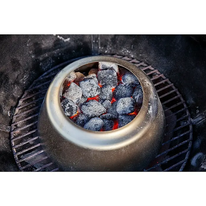 Weber Grilleinsatz Temperaturregler - Ø x H: 46,5 x 11,5 cm, Edelstahl, Passend für: Holzkohle Kugelgrills mit 57 cm Durchmesser - Glutnest mit glühenden Grillkohlen, bereit für ein köstliches Barbecue. Der Anzündkamin sorgt für schnelle und gleichmäßige Hitze zum Grillen.
