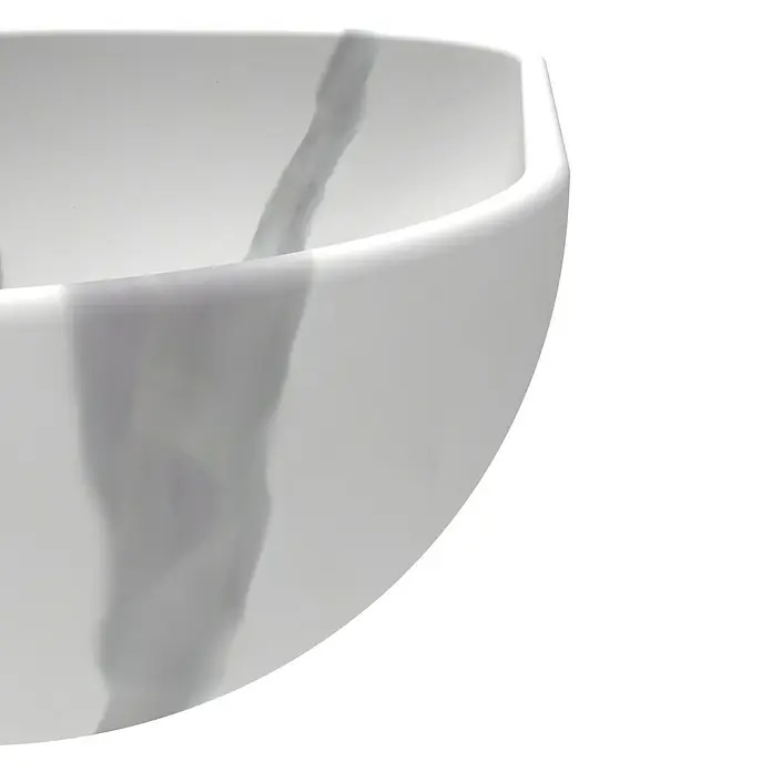 Artysan Lavabo de sobremesa Ovalo - 32 x 45,5 cm, Sin desbordamiento, Mármol blanco - Primer plano de un moderno lavabo cuadrado de mármol. Su diseño elegante y la artesanía de alta calidad lo convierten en una pieza atractiva.