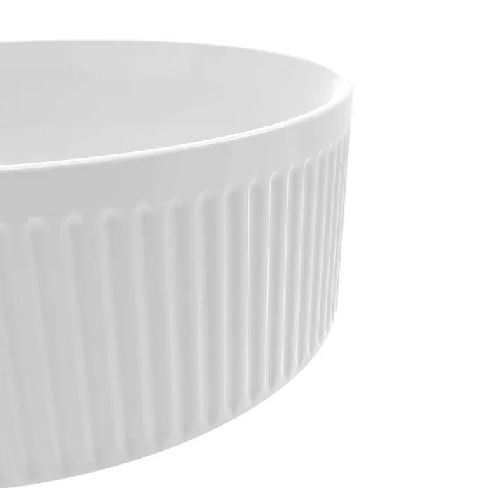 Artysan Lavabo de sobremesa Romulo - 36 x 36 cm, Sin desbordamiento, Blanco - Primer plano de un recipiente para soufflé blanco con exterior acanalado. El plato tiene un diseño minimalista y elegante.