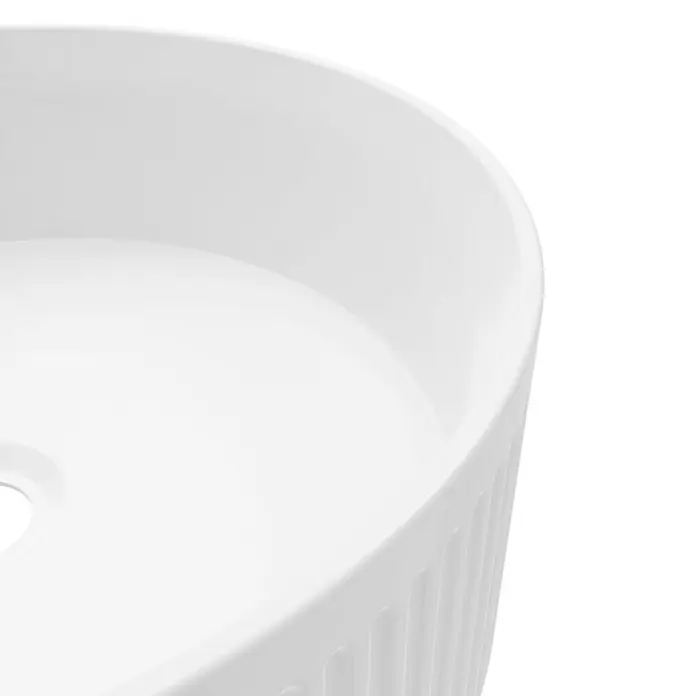 Artysan Lavabo de sobremesa Romulo - 36 x 36 cm, Sin desbordamiento, Blanco - Primer plano de un lavabo sobre encimera moderno, redondo y blanco con un diseño exterior acanalado.