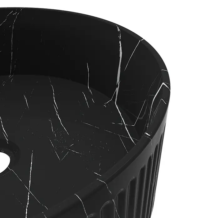 Artysan Lavabo de sobremesa Romulo - 36 x 36 cm, Sin desbordamiento, Mármol negro - Primer plano de un lavabo negro con textura de mármol y exterior acanalado. Diseño elegante para baños modernos.