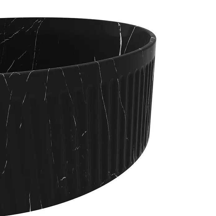 Artysan Lavabo de sobremesa Romulo - 36 x 36 cm, Sin desbordamiento, Mármol negro - Primer plano de un elegante lavabo redondo de mármol negro, con un exterior acanalado y sutiles vetas blancas.