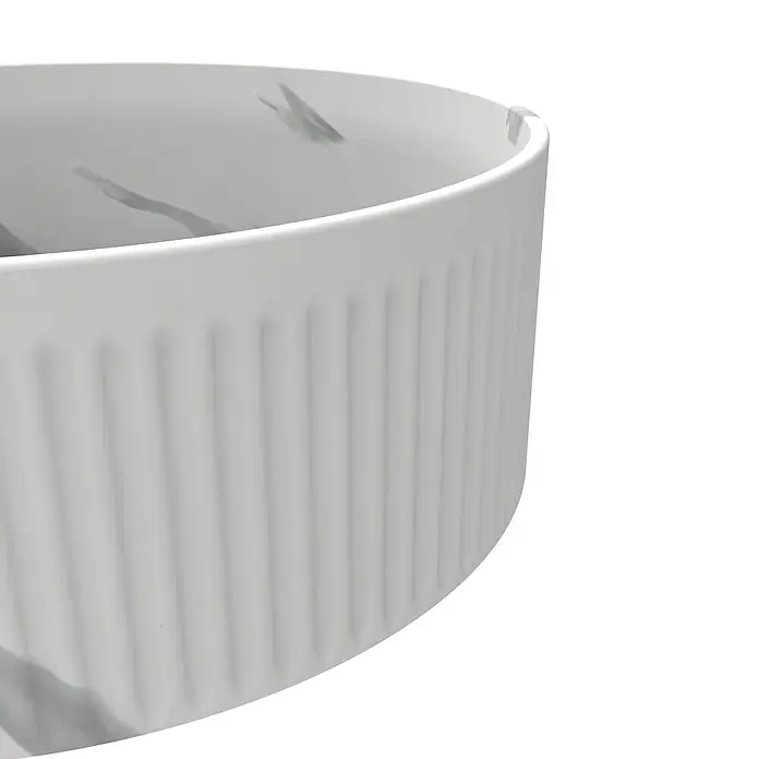 Artysan Lavabo de sobremesa Romulo - 36 x 36 cm, Sin desbordamiento, Mármol blanco - Primer plano de un molde de soufflé blanco con exterior acanalado e interior liso, ideal para hornear postres.