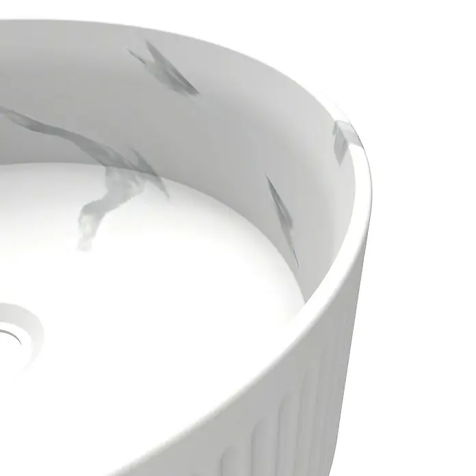 Artysan Lavabo de sobremesa Romulo - 36 x 36 cm, Sin desbordamiento, Mármol blanco - Primer plano de un moderno lavabo de mármol blanco con forma redonda y exterior estriado. Diseño elegante para baños.