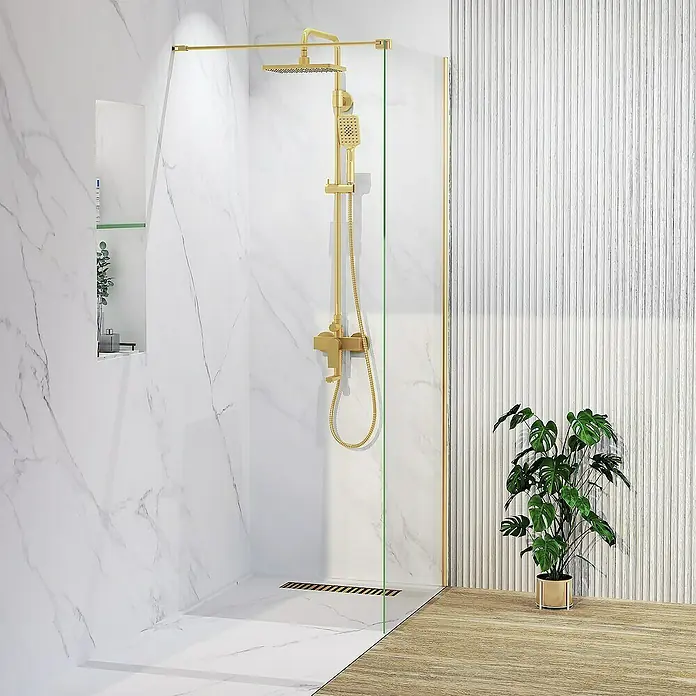 Artysan Mampara de ducha fija Horizon - An x Al: 70 x 195 cm, Oro - Cabina de ducha con accesorios de ducha dorados, estante y planta de interior en el baño.