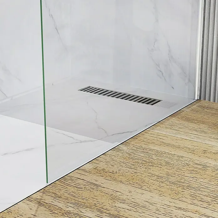 Artysan Mampara de ducha fija Horizon - An x Al: 90 x 195 cm, Cromado, Cromo - Cabina de ducha con paredes de mármol y suelo de madera, que muestra un diseño de baño moderno y elegante. El enfoque está en el elegante cerramiento de ducha.