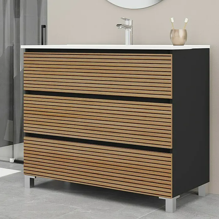 Artysan Conjunto de mueble de baño Osaka 3C - Ancho: 100 cm, Negro/Nogal, 3 pzs. - Imagen de un mueble de baño con cajones de listones de madera y una encimera blanca con un grifo y un jarrón con cepillos de dientes.