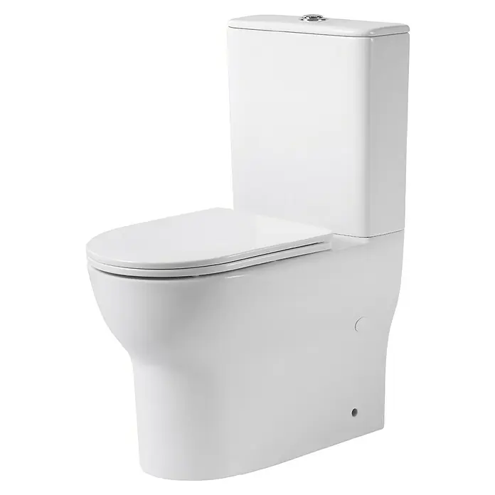 Artysan Pack de WC Inter 2 - Sin borde de descarga, Salida dual, Blanco - Primer plano de un inodoro blanco con cisterna. El moderno aparato sanitario se representa sobre un fondo negro.