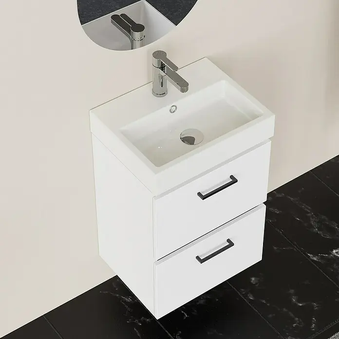 Artysan Conjunto de mueble de baño Palma 2C - Ancho: 45 cm, Blanco, 3 pzs. - Imagen de un lavabo blanco con dos cajones y tiradores negros en un baño con suelo de mármol.