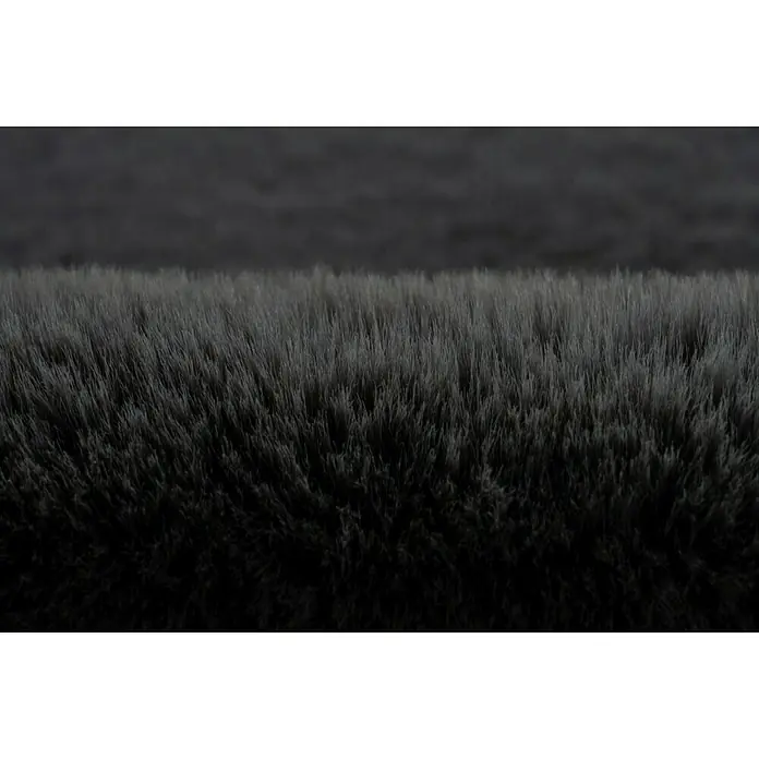 Fellteppich Happy - Graphit, 170 x 120 cm, 100 % Polyester (Flor) - Nahaufnahme eines dichten, anthrazitfarbenen Teppichs, der Weichheit und Komfort für jeden Raum verspricht.