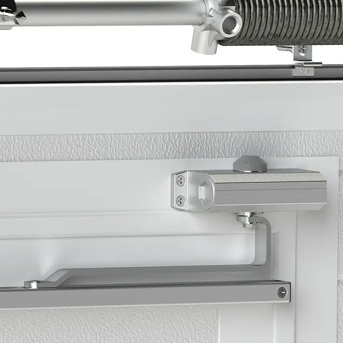 Garagentor mit Schlupftür - B x H: 2.500 x 2.125 mm, Verkehrsweiß, Woodgrain - Nahaufnahme eines silbernen Türschließers mit Gestänge und Montageelementen an einer weißen Tür.