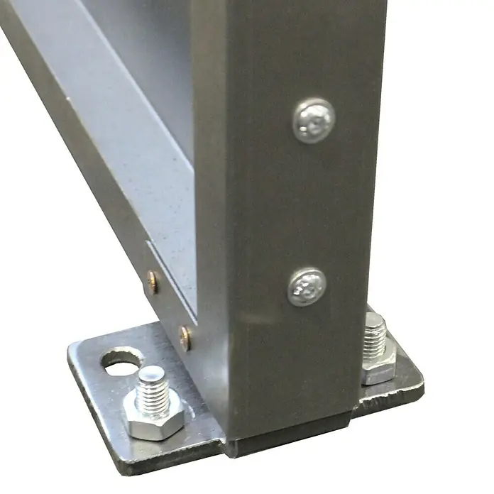 Palatino Space Vertical Fußplatte Space Vertical - Passend für: Palatino Space Vertical Sichtschutzelemente - Detailansicht eines silbernen Metallrahmens, der mit Schrauben und Muttern befestigt ist, was die Stabilität und Montage des Rahmens betont.
