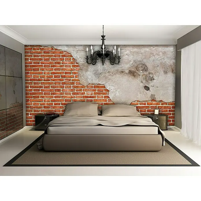 Fototapete Ziegel IIB x H: 416 x 254 cm, Vlies - Schlafzimmer mit Bett, Nachttischen, Ziegelwand und Stuckdekor. Die Beleuchtung erfolgt durch einen eleganten Kronleuchter.