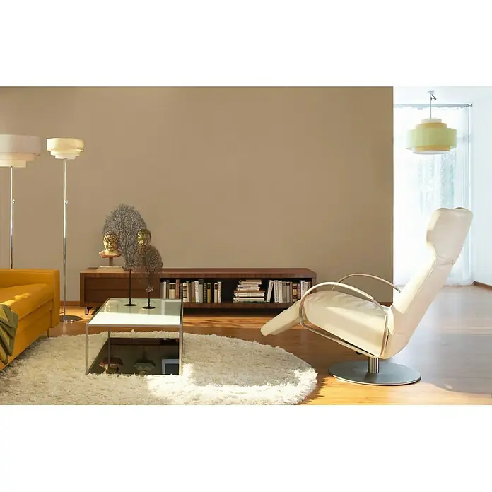 SCHÖNER WOHNEN-Farbe Wandfarbe Trendfarbe - Macchiato, Matt, 1 l, Konservierungsmittelfrei - Wohnzimmer mit gelbem Sofa, weißem Sessel und Bücherregal. Elegantes Design mit viel Licht und stilvoller Einrichtung.