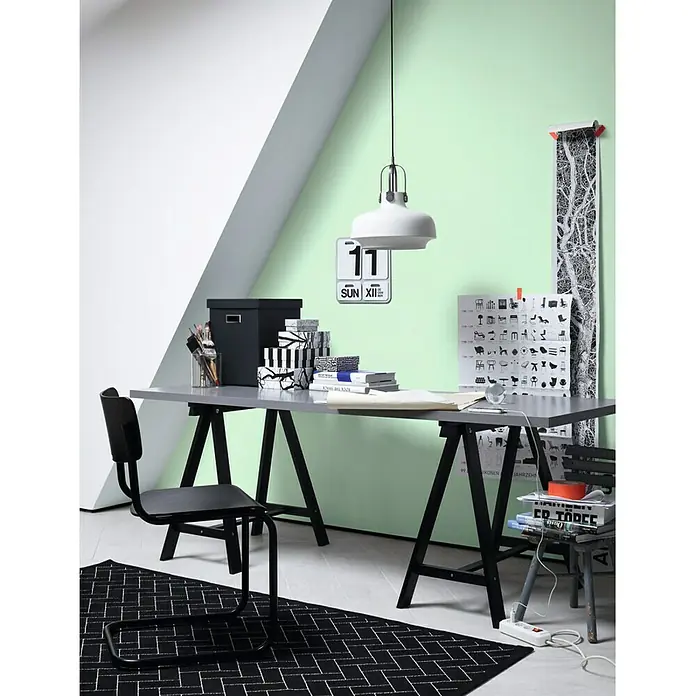 SCHÖNER WOHNEN-Farbe Wandfarbe Trendfarbe - Macaron, Matt, 2,5 l, Konservierungsmittelfrei - Ein modernes Arbeitszimmer mit einem grauen Schreibtisch, einem schwarzen Stuhl und einer Hängeleuchte. Dekoratives Zubehör ergänzt das stilvolle Design.