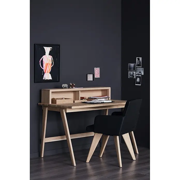 SCHÖNER WOHNEN-Farbe Wandfarbe Trendfarbe - Luna, Matt, 1 l - Elegantes Holzsekretär mit Aufsatz und einem schwarzen Stuhl mit Holzbeinen, eine stilvolle Arbeitsplatzlösung für Zuhause.