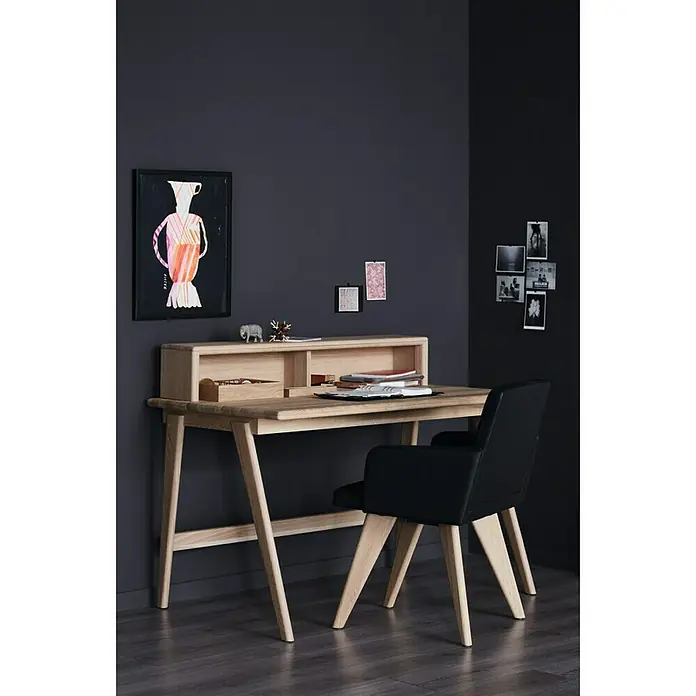 SCHÖNER WOHNEN-Farbe Wandfarbe Trendfarbe - Luna, Matt, 1 l, Konservierungsmittelfrei - Elegantes Holzsekretär mit Aufsatz und einem schwarzen Stuhl mit Holzbeinen, eine stilvolle Arbeitsplatzlösung für Zuhause.