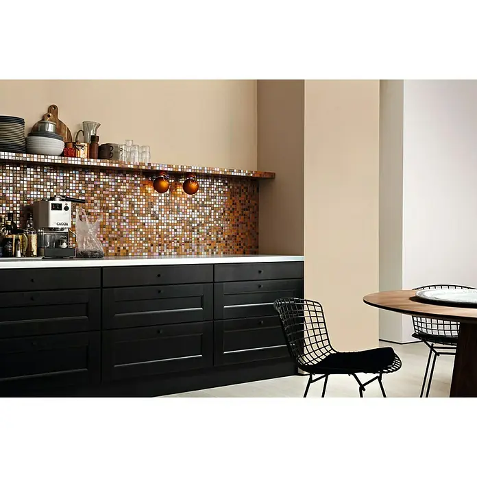 SCHÖNER WOHNEN-Farbe Wandfarbe Trendfarbe - Sand, Matt, 2,5 l, Konservierungsmittelfrei - Küchenszene mit schwarzem Unterschrank, Mosaikfliesen, Regal mit Geschirr und Gaggia-Espressomaschine. Einladende Atmosphäre!