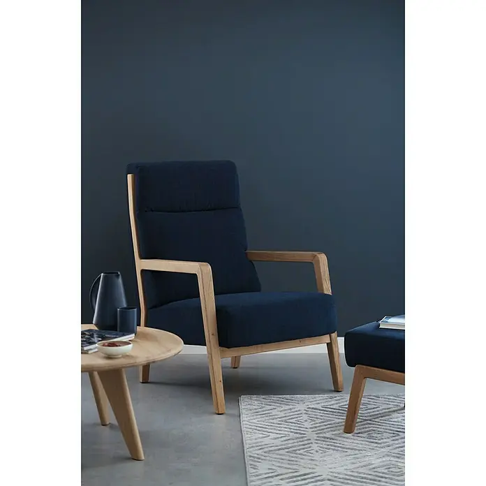 SCHÖNER WOHNEN-Farbe Wandfarbe Trendfarbe - Blueberry, Matt, 1 l, Konservierungsmittelfrei - Elegantes marineblaues Lounge-Sessel-Set mit Holzrahmen, Beistelltisch und passendem Ottomanen, ideal für stilvolle Entspannung.