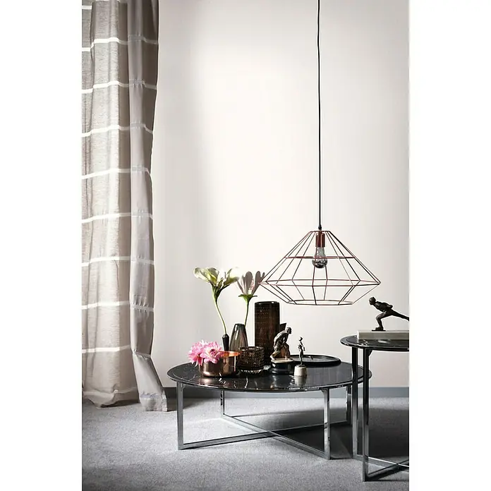 SCHÖNER WOHNEN-Farbe Wandfarbe Trendfarbe - Wool, Matt, 2,5 l, Konservierungsmittelfrei - Elegante Inneneinrichtung mit einer auffälligen, geometrischen Pendelleuchte in Kupfer über einem modernen Couchtisch. Die Lampe ist ein echter Blickfang.