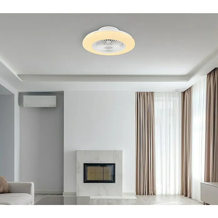 Globo Deckenventilator Travo - 30 W, Durchmesser: 50 cm, Weiß - Deckenventilator mit integrierter Beleuchtung in einem modernen Wohnzimmer. Das Produkt ist ein runder Ventilator mit einem Lichtkranz.