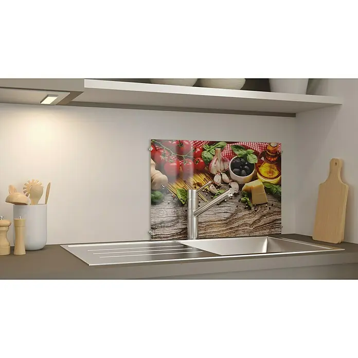 CUCINE Küchenrückwand - Italian Buffet, 60 x 40 cm, Stärke: 6 mm, Einscheibensicherheitsglas (ESG) - Küchenrückwand mit einem Design von italienischen Zutaten wie Tomaten, Knoblauch, Oliven und Pasta für eine stilvolle Küchengestaltung.