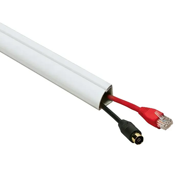 D-Line Kabelkanal Viertelrund - 2 m, 22 x 22 mm, Weiß - Kabelkanal mit rotem Ethernet-Kabel und schwarzem Koaxialkabel, die herausragen. Ideal zur Kabelführung.