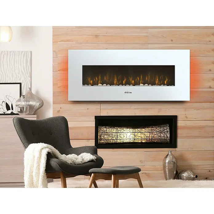 Purline Chimenea eléctrica CHE-505 - Blanco, 2.000 W, 11 x 140 x 56 cm - La imagen muestra un espacio moderno con una chimenea eléctrica, un sillón y un revestimiento de pared elegante. La chimenea es el punto focal.