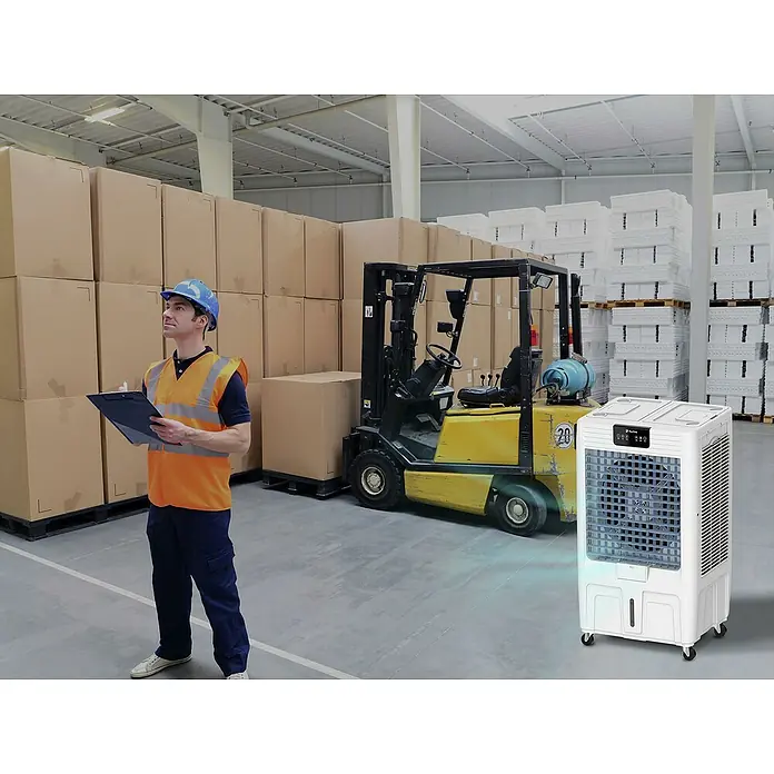 Purline Rafy Climatizador evaporativo 295 - Blanco, Altura: 138 cm - Un enfriador de aire portátil se encuentra en un almacén junto a un montacargas y un trabajador.