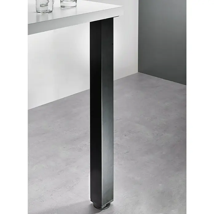 Hettich Möbelfuß Arba - L x B x H: 6 x 6 x 70 cm, Traglast: 100 kg, Stahl, Schwarz - Detailansicht eines Tischbeins aus schwarzem Metall, das die moderne Ästhetik und robuste Bauweise des Möbelstücks hervorhebt.