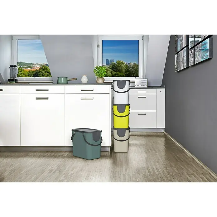 Rotho Albula Mülltrennsystem - 25 l, Kunststoff, Mistletoe Grün - Das Bild zeigt eine Küche mit Mülleimern in verschiedenen Farben, die eine praktische Mülltrennlösung bieten.