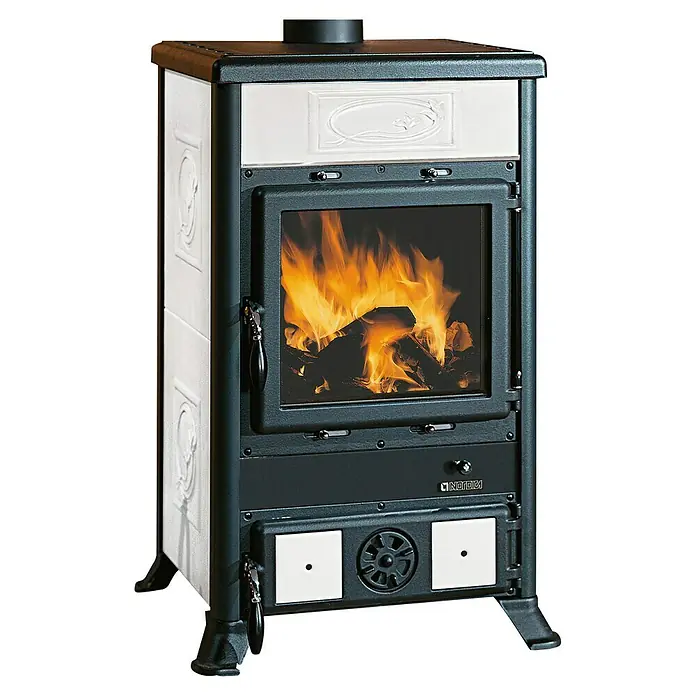 La Nordica Kaminofen Rosella R1 - 11 W, Raumheizvermögen: 252 m³, Material Verkleidung: Keramik, Schwarz/Weiß - Ein freistehender Kaminofen mit weißer Keramikverkleidung und einem Feuerraum mit brennendem Holz, ideal für gemütliche Wärme.