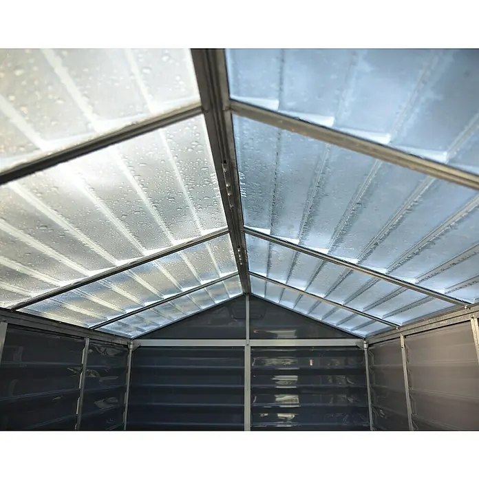 Palram – Canopia Gerätehaus Skylight 6x10 - Außenmaß inkl. Dachüberstand (B x T): 185 x 304 cm, Kunststoff, Anthrazit/Grau - Innenansicht eines Gerätehauses mit transluzentem Dach und Metallrahmen, das viel Tageslicht hereinlässt.\n