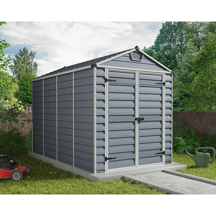 Palram – Canopia Gerätehaus Skylight 6x10 - Außenmaß inkl. Dachüberstand (B x T): 185 x 304 cm, Kunststoff, Anthrazit/Grau - Ein graues Gartenhaus mit Doppeltür, umgeben von Rasen, Rasenmäher und einer Gießkanne. Ideal für die Gartenaufbewahrung.