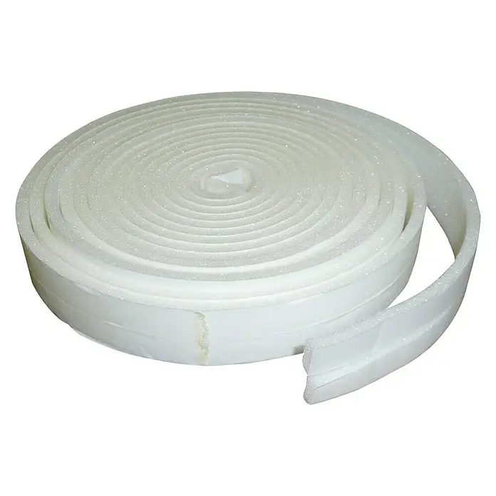 Cinta de sellado Poliuretano -  - Un rollo de burlete de espuma blanca con respaldo adhesivo, comúnmente utilizado para sellar huecos en puertas y ventanas.
