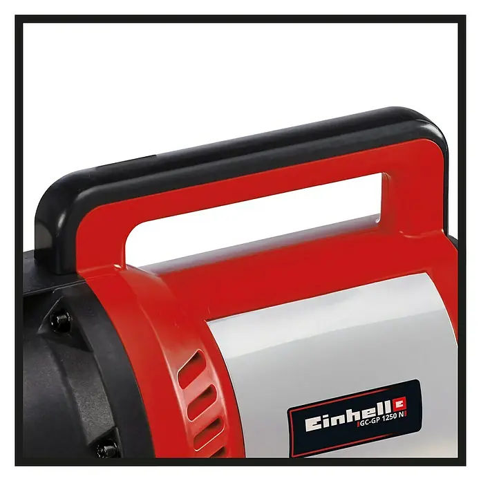 Einhell Gartenpumpe GC-GP 1250 N - Leistung: 1.200 W, Max. Fördermenge: 5.000 l/h - Nahaufnahme der Einhell GC-GP 1250 N Gartenpumpe mit rotem Gehäuse und schwarzem Griff.