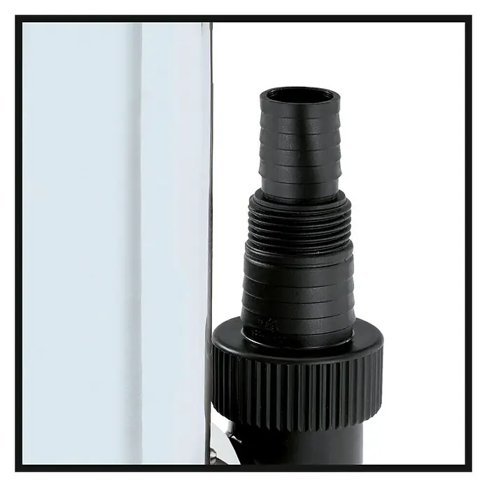 Einhell Schmutzwasserpumpe GC-DP 9035 N - 900 W, Max. Fördermenge: 18.000 l/h, Eintauchtiefe: 5 m - Nahaufnahme eines schwarzen Schlauchanschlusses an einem Wasserfilter, der Detailreichtum und Funktionalität hervorhebt.