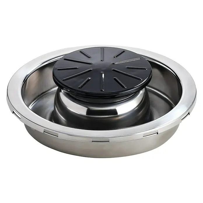 LotusGrill Fondue-Einsatz - Passend für: LotusGrill Raucharmer Holzkohlegrill Classic - Nahaufnahme einer polierten Edelstahl-Servierplatte mit einer schwarzen, runden Abdeckung, ideal für Buffets und Präsentationen.