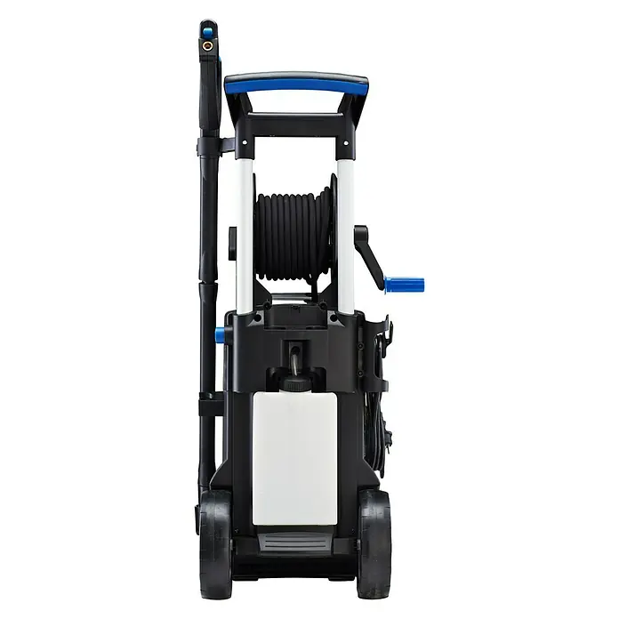 Nilfisk Hochdruckreiniger Premium 180-10 - 2.900 W, Max. Druck: 180 bar, Fördermenge: 610 l/h - Seitenansicht eines schwarzen und blauen tragbaren Hochdruckreinigers mit Schlauchaufroller und Rädern.