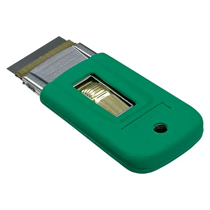 Unger ErgoTec Sicherheitsschaber - Inkl. 10 rostfreie Ersatzklingen im Sicherheitsmagazin - Nahaufnahme eines grünen UNGER Klingenschabers mit ausfahrbarer Klinge, ideal zum Entfernen hartnäckiger Rückstände von Glasflächen.