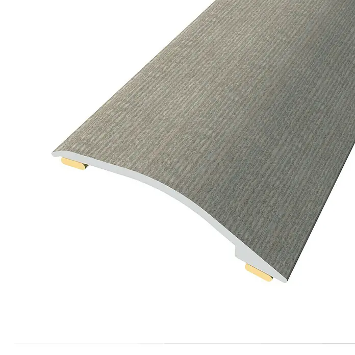 Baglinox Perfil de transición inclinado Olmo - Z3 - 90 cm x 38 mm, Pegado - Primer plano de un perfil de suelo gris, destacando su textura y los elementos de montaje. Ideal para transiciones de suelo.