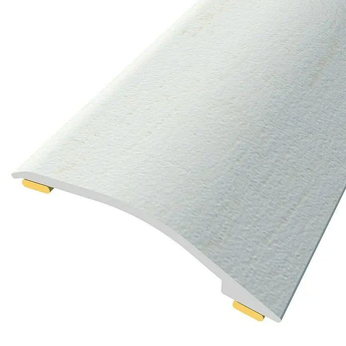 Baglinox Perfil de transición inclinado Plata - L3 - 90 cm x 38 mm, Pegado - Primer plano de una tira de transición de suelo blanca con fijaciones doradas para una conexión limpia y sin juntas.