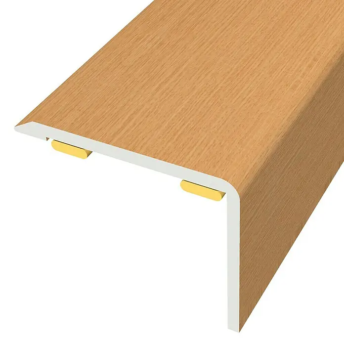 Baglinox Perfil angular Roble - 80 - 135 cm x 25 mm x 20 mm, Pegado - Primer plano de un perfil de borde de escalera de madera con detalles dorados para una cubierta de escalón elegante y segura.