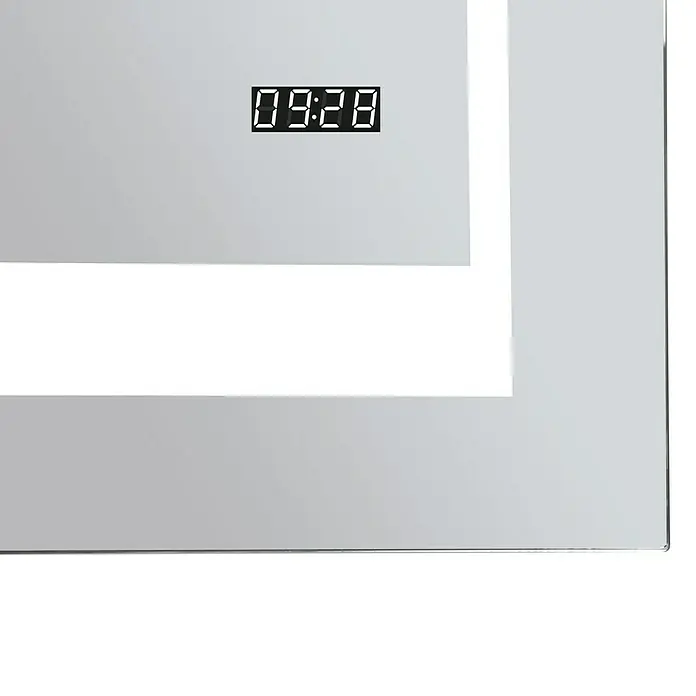 DSK Lichtspiegel Silver Futura - 100 x 70 cm - Nahaufnahme eines beleuchteten Spiegels mit integrierter Digitaluhr, die 09:28 anzeigt, ideal für moderne Badezimmer.