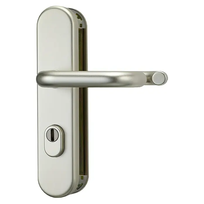 Abus Schutzbeschlag KLZS714 - Wohnungsabschlusstür, Neusilber F2, Drücker beidseitig, Stärke Tür: 37 mm - 47 mm - Nahaufnahme eines modernen Türgriffs aus gebürstetem Edelstahl mit Schloss, ideal für zeitgemäße Inneneinrichtungen.
